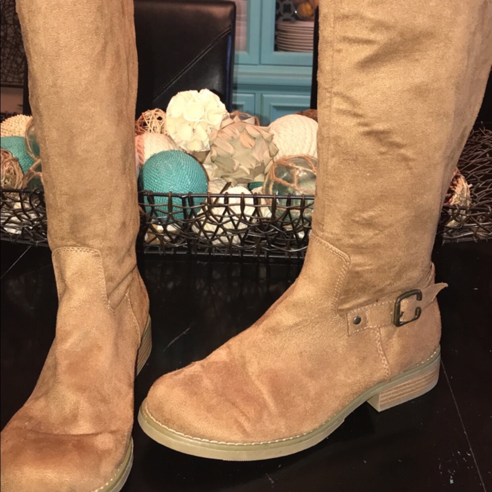 Women’s size 8 tall boots